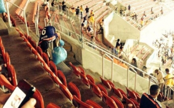 Cả thế giới ngưỡng mộ vì CĐV Nhật Bản dọn rác sau trận đấu ở World Cup 2014 
